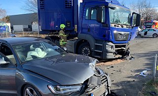 Bei der Kollision eines Lastzuges mit zwei Pkw wurden mehrere Personen verletzt. - Feuerwehr Paderborn