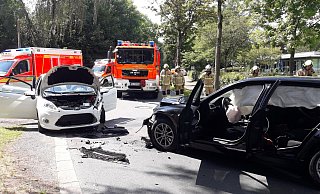 Die beiden Autos sind in Marienloh zusammengeprallt. - Feuerwehr Paderborn