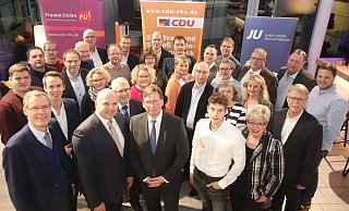 Die CDU hat bei mehr als 400 Mitgliedern laut eigener Aussage keine Schwierigkeiten, geeignete Kandidaten für die anstehende Kommunalwahl zu finden. Diese Bürger stellen sich für die Union zur Wahl. Landrat Sven-Georg Adenauer (l.) gratuliert besonders dem Bürgermeisterkandidaten Hubert Erichlandwehr (2. v. l.). - Sigurd Gringel