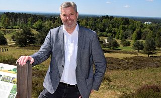 Oerlinghausens Bürgermeister Dirk Becker steht an den Oerlinghauser Fliegerkuppen, die den vorläufigen Schlusspunkt bei der Neugestaltung der Sennelandschaft im Naturschutzgroßprojekt bilden. - Horst Biere