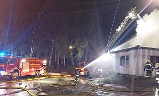 Auf dem Gelände der ZUE in Borgentreich löschen Einsatzkräfte in der Nacht zu Mittwoch das Dach einer leerstehenden Baracke. - FFW Borgentreich