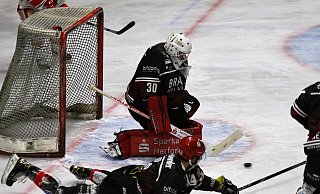 Dank etlicher Paraden von Torhüter Kieren Vogel brachten die Herforder Ice Dragons den 2:1-Vorsorung gegen die Saale Bulls Halle ins Ziel. - Yvonne Gottschlich