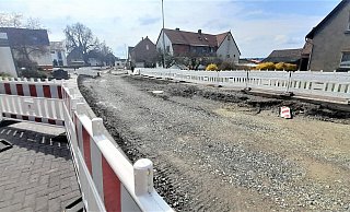 Ein Blick auf die Warburger Straße in Volkmarsen in Höhe Krankenhaus. Dieser Sanierungsabschnitt soll Ende des Monats fertig sein. Doch Sperrung und Umleitung gehen weiter. - Simone Flörke