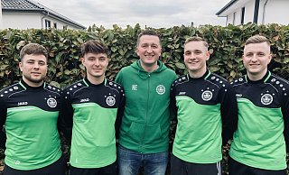 Familienbande: Die Aktiven rahmen den Trainer ein. Von links Marcel, Maurice, Ede, Patrice und Joel Hertel. - Nicole Bentrup