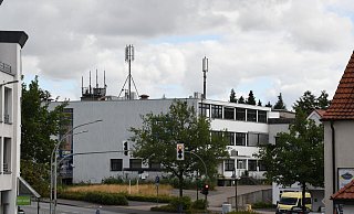 Schon im Frühjahr sollte das ehemalige H.W.-Meyer-Gebäude an der Engerstraße abgerissen werden, um Platz für Wohn- und Geschäftshäuser zu schaffen. Daraus wurde nichts, weil Vodafone und Vantage-Towers auf ihren Sendemast auf dem Dach nicht verzichten wollen. - Jonas Damme