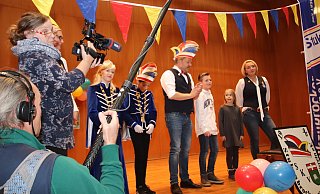 Aufmerksamkeit: Die bisherigen Kinderprinzen Luisa und Noah (in den blauen Jacken) werden verabschiedet, gleichzeitig Charlotte und Phil als Neue vorgestellt. Überraschend hat sich ein Fernsehteam angekündigt und die Proklamation aufgezeichnet. - Sigurd Gringel