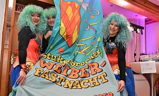 Dreigestirn: Zum letzten Mal organisieren Melanie Müller, Astrid Kobusch und Gaby Hoffmann (v. l.) die Stukenbrocker Weiberfastnacht. - Karin Prignitz
