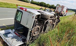 Einer der wenigen Unfälle im vergangenen Jahr in Nieheim: Ende Juli 2020 kam der Opel Vivaro auf der Bundesstraße 252 von der Fahrbahn ab. Zwei Menschen wurden schwer verletzt. - David Schellenberg
