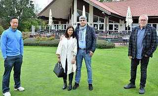 Chuk Yiu, Manager der Golf KG (l.), und Ralf Eigenrauch, Handlungsbevollmächtigter der Senne Golf Gut Welschof Betriebs GmbH & Co. KG (r.) freuen sich, mit Ali-Reza Brojerdi (hier mit seiner Frau Shadi) einen neuen Betreiber für das Restaurant „Gut Welschof“ gefunden zu haben. - Karin Prignitz