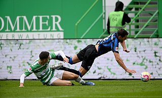 Fürths Maximilian Bauer und Paderborns Marvin Pieringer kämpfen um den Ball. - dpa
