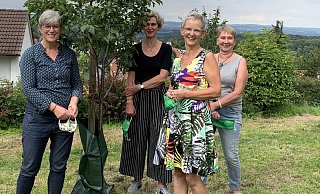 Karin Justus (v. l.), Ute Hansing-Held, Dagmar Allmendinger, Ulrike Meusel an einem Baum mit einem sogenannten Treebag, einem Bewässerungssack. - Karin Justus