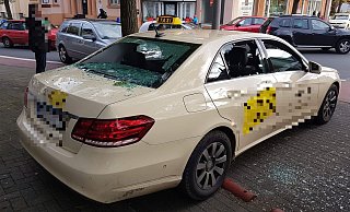 Demoliert: Das Taxi am Herforder Bahnhof bleibt mit eingeschlagenen Scheiben zurück. - Privat