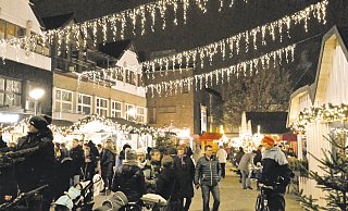 Lichterglanz und Glühwein: In den vergangenen Jahren verwandelte sich der der Höxteraner Marktplatz zum Weihnachtsmarkt in ein Winterwunderland. In diesem Jahr steht der Markt noch in den Sternen. - Archiv/Simone Flörke