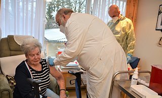 Den Einstich habe sie gar nicht bemerkt, sagt Adelheid Mertens. Die 77-jährige Bewohnerin hat sich von Betriebsarzt Alfred Stroband impfen lassen. Begleitet worden ist er von Florian Osterloh (r.). - Karin Prignitz