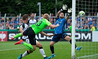 Überragend: Rödinghausens Lars Lokotsch – hier bei seinem Treffer zum 3:3 im DFB-Pokalspiel gegen den Bundesligisten SV Paderborn – erzielte gestern die ersten drei Treffer seiner Mannschaft in Bergisch Gladbach. - Noah Wedel