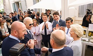 Bundeskanzler Olaf Scholz wird beim G7-Gipfel gefeiert. Er wird heute 66 Jahre alt. - Steffen Kugler/Bundesregierung/dpa