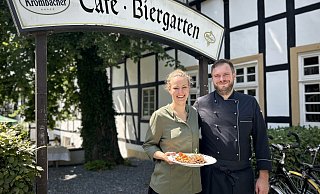 Hannah Schmiderer und ihr Verlobter Andre Bülter haben sich in Österreich während ihrer Ausbildung kennengelernt. Gemeinsam haben sie das kulinarische Angebot des Gasthofs Tatenhausen wiederbelebt. - Tobias Barrelmeyer Hannah Schmiderer und ihr Verlobter Andre Bülter haben sich in Österreich während ihrer Ausbildung kennengelernt. Gemeinsam haben sie das kulinarische Angebot des Gasthofs Tatenhausen wiederbelebt. - Tobias Barrelmeyer