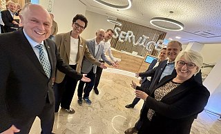 Willkommen im neuen ServiceCenter sagen (v. l.) Landrat Christoph Rüther, die zuständige Amtsleiterin Claudia Beverungen, Dezernent Ingo Tiemann, Alexander Wiedemann (Vize-Amtsleiter Zentrale Dienste), Dezernent Henrik Egeler, Dezernent André Brandt und Annette Mühlenhoff (Dezernentin und allgemeine Vertreterin des Landrats). - Jens Reddeker