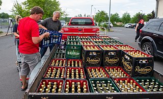 Alles kommt auf den Anhänger: In Ostritz kaufen Bürger das ganze Bier des Supermarktes auf. - Daniel Schäfer