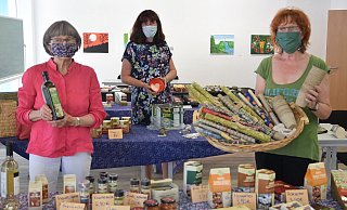 Marie-Luise Sievert (v.l.), Integrationskoordinatorin Kordula Schimke und Regine Steffen bieten ab jetzt monatlich einmal im Haus der Kulturen plastikfreie und fair gehandelte Waren an. - Mareike Patock