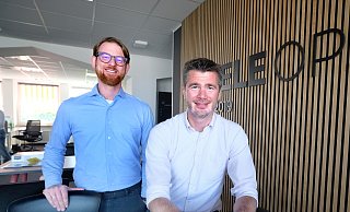 Frederik Wiedei (l., 41) und Martin Hünten (43) führen gemeinsam das Gütersloher Miele-Start-up „appWash“. - Andreas Frücht
