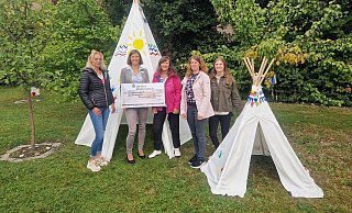 Der evangelische Kindergarten Brummkreisel in Espelkamp freut sich über neue Tipis, die durch die Sparkassen-Sparlotterie finanziert wurden. - Sparkasse Minden-Lübbecke