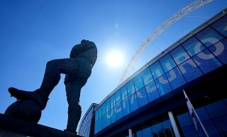 Die Statue von Englands Fußballlegende Bobby Moore steht vor dem UEFA-Euro-Schild am Eingang des Wembley-Stadions. - Foto: Frank Augstein/AP/dpa