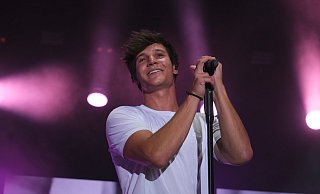 Wincent Weiss war der Headliner beim Parklichter-Konzert am Freitag. Für ihn nahmen die Fans Regen in Kauf. - Jörg Stuke