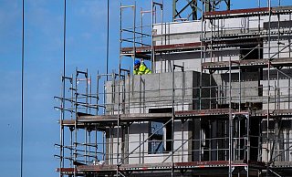 Immer weniger Menschen können es sich leisten, Immobilien zu kaufen. - Monika Skolimowska/dpa