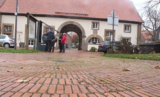 Die Torhaus-Durchfahrt sollte nur noch von Fahrzeugen mit Sondergenehmigung durchfahren werden können. - Burkhard Battran