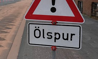 Wegen einer Ölspur hat eine 25-Jährige auf der Löhner Straße einen Unfall gebaut. Die Polizei musste die Straße später streuen. (Symbolbild) - Andreas Frücht