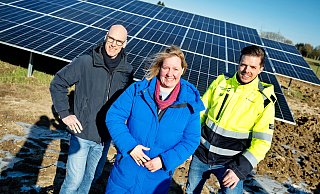 Stadtwerke-Chef Rainer Müller (v.l.), Aufsichtsratsvorsitzende Wiebke Esdar und Projektleiter Christian Heinrich im neuen Solarpark. - Barbara Franke Stadtwerke-Chef Rainer Müller (v.l.), Aufsichtsratsvorsitzende Wiebke Esdar und Projektleiter Christian Heinrich im neuen Solarpark. - Barbara Franke