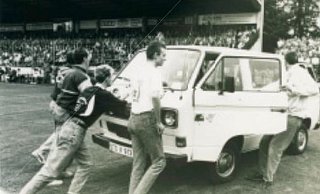 Am 23. September 1989 schieben Fußballer des VfB Stuttgart und Ordnungskräfte im Gütersloher Heidewald den VW Bulli von Gustav Vornbäumen vom Spielfeld. Der Ballonfahrer war in die Luft aufgestiegen, hatte aber die Schlüssel seines Fahrzeugs in der Hosentasche vergessen. - Raimund Vornbäumen