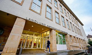 Drei junge Männer müssen sich vor dem Paderborner Landgericht für Gewalttaten verantworten. - Besim Mazhiqi