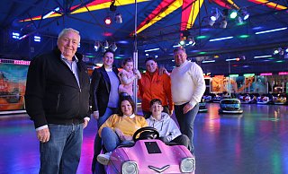 Vier Generationen auf der City-Kirmes: Alfred Küchenmeister (81), Dirk (53) mit Ehefrau Isabelle (38 hinten l.), Melissa (23), Kira (29, stehend), ihrer Tochter Kelly (2) und Dirk (13) im Autoscooter der Schausteller Küchenmeister. - Susanne Barth