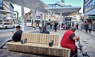 Neues Mobiliar: Die ersten "Stadtsofas" an den Bushaltestellen auf dem Jahnplatz. - Barbara Franke