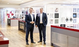 Wechsel in der Unternehmenskommunikation bei Miele in Gütersloh: Carsten Prudent (r.) geht in den Ruhestand, Martin Wielgus wird sein Nachfolger. - Miele