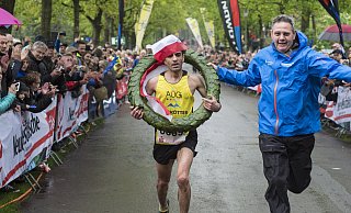 Auch der Lorbeerkranz gehört zum Kult: Christian Dopheide empfängt den Sieger, in diesem Fall Elias Sansar, im Ziel. - FOTO: DIECKMANN