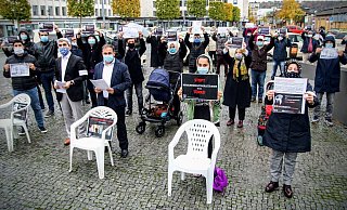 Der ehemalige Richter Kemal Karanfil (vorne, 2. v.l.) protestierte mit 50 Akademikern auf dem Bahnhofsvorplatz in Bielefeld gegen Misshandlungen in türkischen Gefängnissen. - Jens Reichenbach