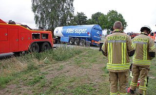 Missglücktes Wendemanöver: Ein Tanklastzug war zwischen Dössel und Hohenwepel in den Straßengraben gerutscht. - Dieter Scholz