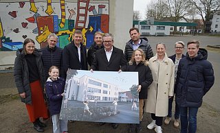 Vera Hinz (v.l.), Marleen, Dirk Happe, Siegfried Wendker, Tobias Zenke, Michael Dreier, Henrik, Friedrich Wiesner, Bettina Kees-Schuto, Stephanie Lübbert und Sören Lühr zeigen, wie es zukünftig auf dem Hof der Grundschule Bonifatius aussehen wird. - Felix Schwien