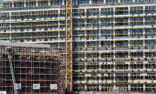 Noch eingerüstete Neubauten sind zu sehen. - Foto: Jens Kalaene/dpa-Zentralbild/dpa