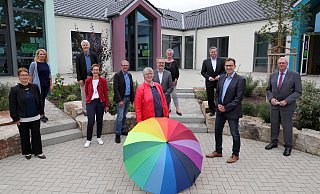 Die Regenbogenfarben des Schirms sollen die Vielfalt der Nationen und Religionen im neuen Haus Lukas der Ev. Kita Markus widerspiegeln. - Frank-Michael Kiel-Steinkamp