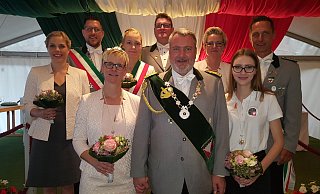 Der neue Hofstaat der SG Mennighüffen: Janine Wiebesiek (hintere Reihe v.l), Tobias Wiebesiek, Sina Will, Daniel Kespohl, Bianca und Maik Hohmann; das Königspaar Kristina und Jörg Will (vordere Reihe v.) und Jungkönigin Nele Will. - Wolfgang Döbber