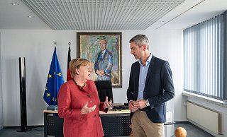 Zehn Jahre nach ihrem legendären Satz zieht Merkel Bilanz. - Thomas Ernst/NDR/dpa