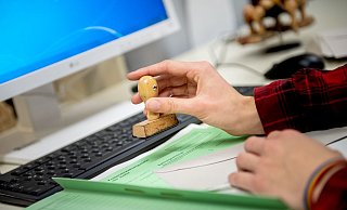 Wer ein Grundstück erbt, wird mit dem Tod des Erblassers automatisch Eigentümer - und ist verpflichtet, das Grundbuch entsprechend umschreiben zu lassen. - Zacharie Scheurer/dpa-tmn