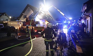 Die Feuerwehr rückte gegen 7 Uhr aus - wenig später wurden weitere Kräfte nachalarmiert. - Charlotte Mahncke