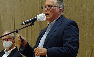 Als nun ehemaliger Bürgermeister verabschiedet sich Ulrich Rolfsmeyer von den Ratsmitgliedern. - Kristina Grube
