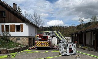 Mit mehreren Einheiten rückte die Feuerwehr Büren der Heizungsanlage im Jugendwaldheim Ringelstein zu Leibe, die einige Räume verraucht und die Brandmeldeanlage ausgelöst hatte. - Feuerwehr Büren