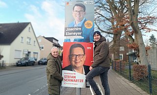 Der stellvertretende Bünder SPD-Ortsvereinsvorsitzende Ulf Dreier (l.) und der Vorsitzende Philipp Kollmeier hängen das Wahlplakat für den SPD-Bundestagskandidaten Stefan Schwartze auf. - Sven Hauhart Der stellvertretende Bünder SPD-Ortsvereinsvorsitzende Ulf Dreier (l.) und der Vorsitzende Philipp Kollmeier hängen das Wahlplakat für den SPD-Bundestagskandidaten Stefan Schwartze auf. - Sven Hauhart